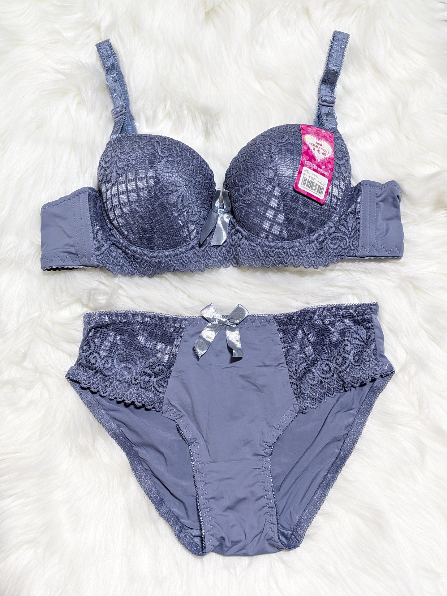 Single Padded Bra Set With Boxy Design