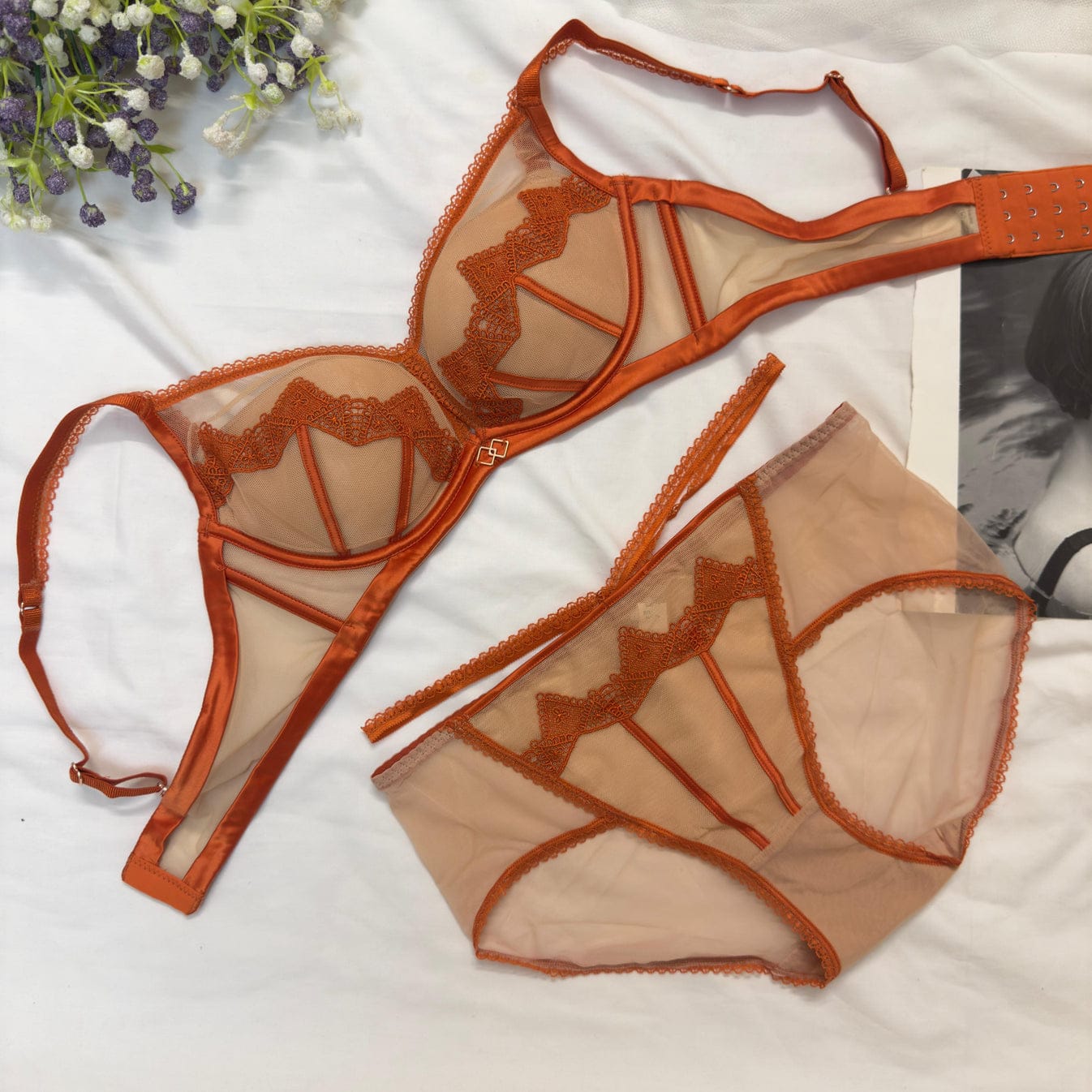 Soft Padded Lace Dual Tone Bra Set in Pakistan – Safaa.pk