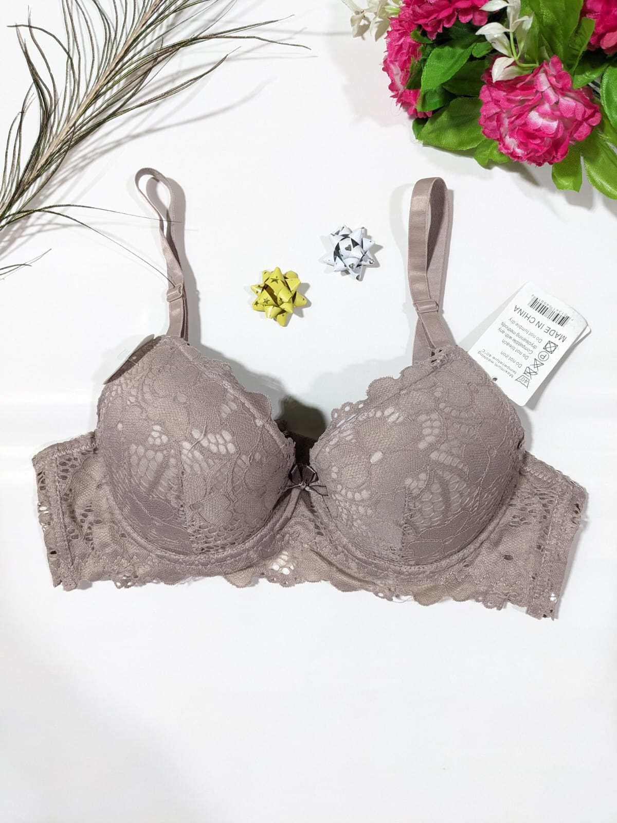 Sophisticated padded lace bra design
