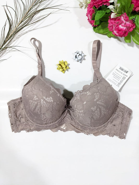 Sophisticated padded lace bra design
